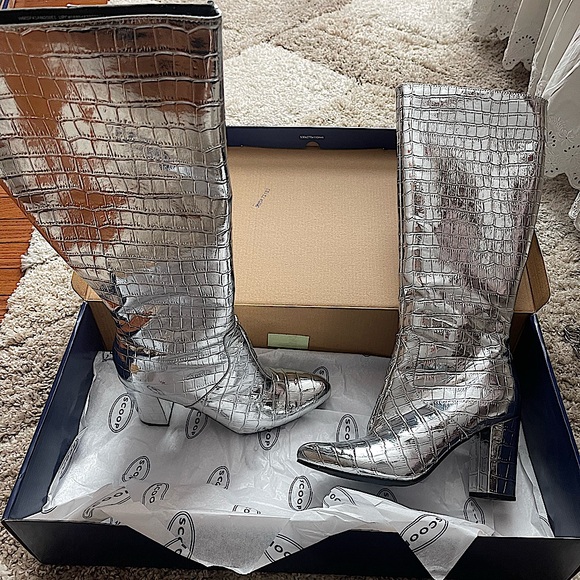 Scoop Silver Boots. Knee high! Size 8
Like new!!! - Picture 1 of 7